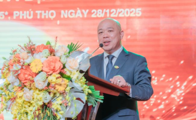 Ban-lanh-dao-phat-bieu